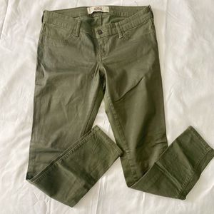Holister women’s low rise skinny leg pants size W28 color green